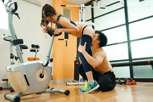 Xin chồng yêu đi tập gym, bà xã địt nhau với anh pt