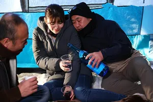 ông xã ngu ngục để bà xã đi cắm trại với hàng xóm