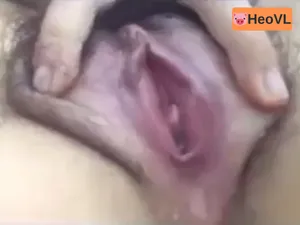 Bạn gái show cận cảnh bướm đang thở